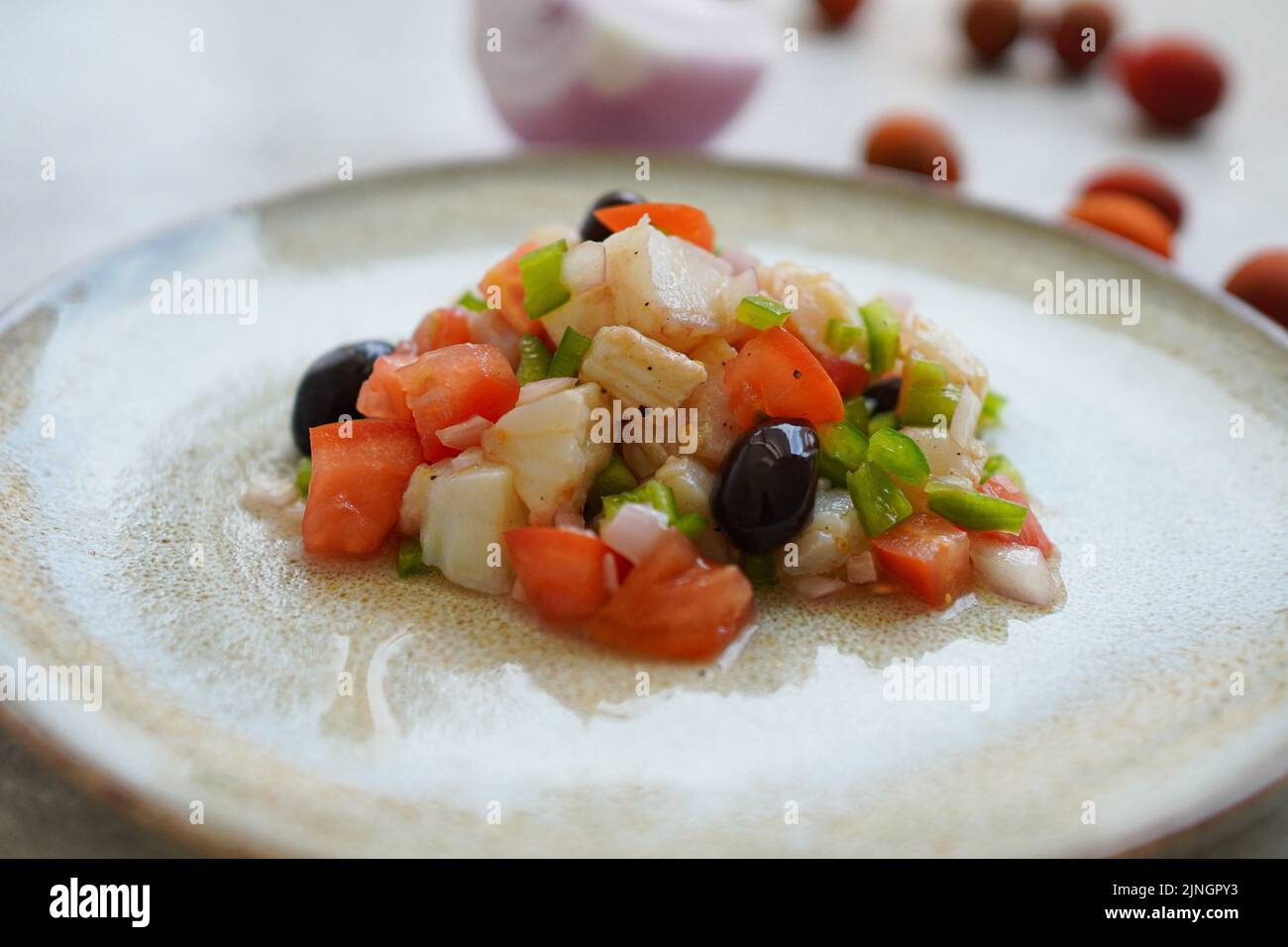 Esqueixada, Fischsalat mit Tomaten und Zwiebeln, Oliven, typisch katalanisches Gericht, Spanien Stockfoto
