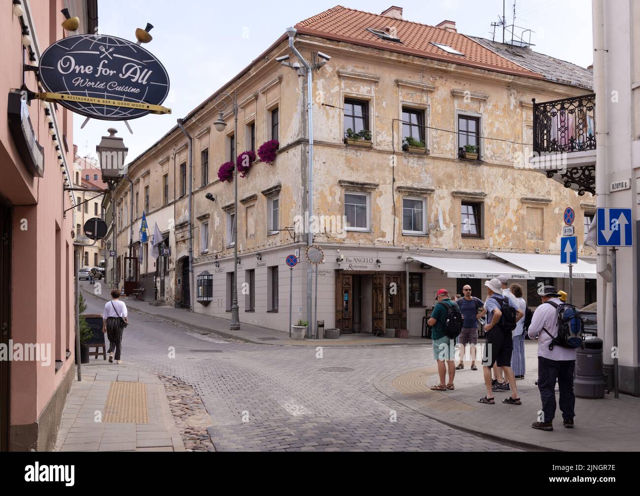 Litauen Tourismus; eine Führung für Touristen in der Unabhängigen Republik Uzupis, Uzupis Vilnius Altstadt, Vilnius Litauen Europa Stockfoto