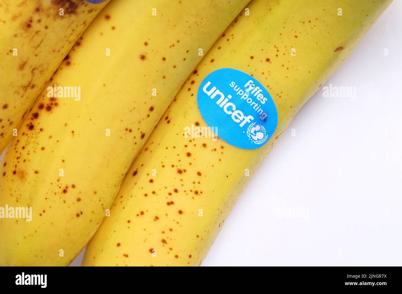 Nahaufnahme des UNICEF-Aufklebers auf Fyffes-Bananen. Die Partnerschaft mit UNICEF begann 2008, um die Kampagne zu stoppen Stockfoto