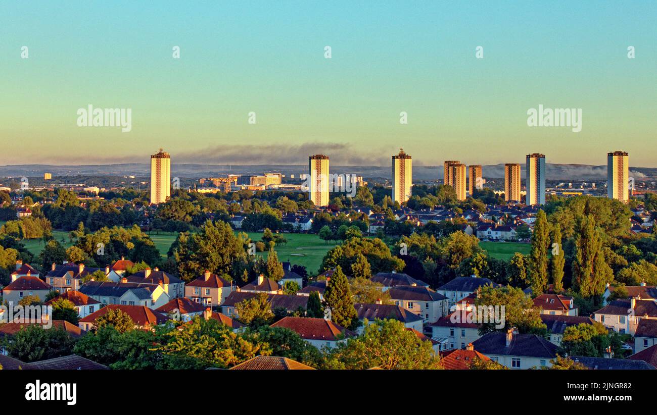 Glasgow, Schottland, Großbritannien. 11. August 2022. Wetter in Großbritannien: Bei sonnigem Wetter wurde das erste Waldfeuer im Süden der Stadt im Darnley Park Country Park ausgelöst, als das aride Gras eine Rauchwolke in Richtung des südlichen Zentrums der Stadt verursachte, das aus fünf Meilen Entfernung abgebildet wurde. Quelle: gerard Ferry/Alamy Live News Stockfoto