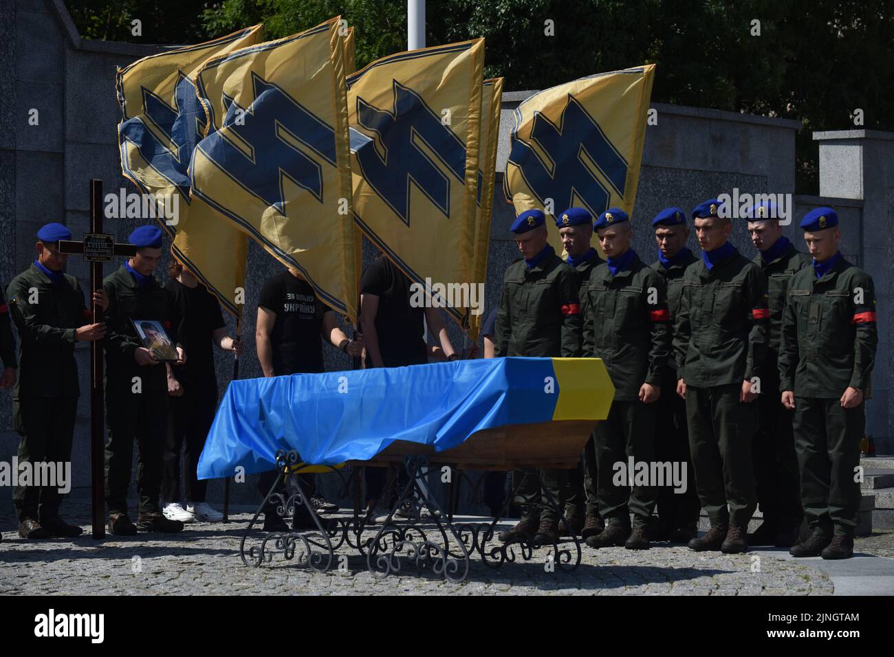 Soldaten der Nationalgarde der Ukraine umgeben den Sarg von Wassyl Sushtschuk während der Trauerfeier. In Lemberg fand die Beerdigung von Wassyl Suschtschuk vom Asow-Militärregiment und Junior-Sergeant Vitaly Borysyuk statt, der während der russischen Militärinvasion in die Ukraine durch russische Truppen starb. Vasyl Suschuk nahm an speziellen Rettungseinsätzen in der metallurgischen Fabrik Asovstal in der Stadt Mariupol, Region Donezk, Teil. Er war einer der 72. Soldaten, die im Werk gelandet sind. (Foto von Pavlo Palamarchuk/SOPA Images/Sipa USA) Stockfoto