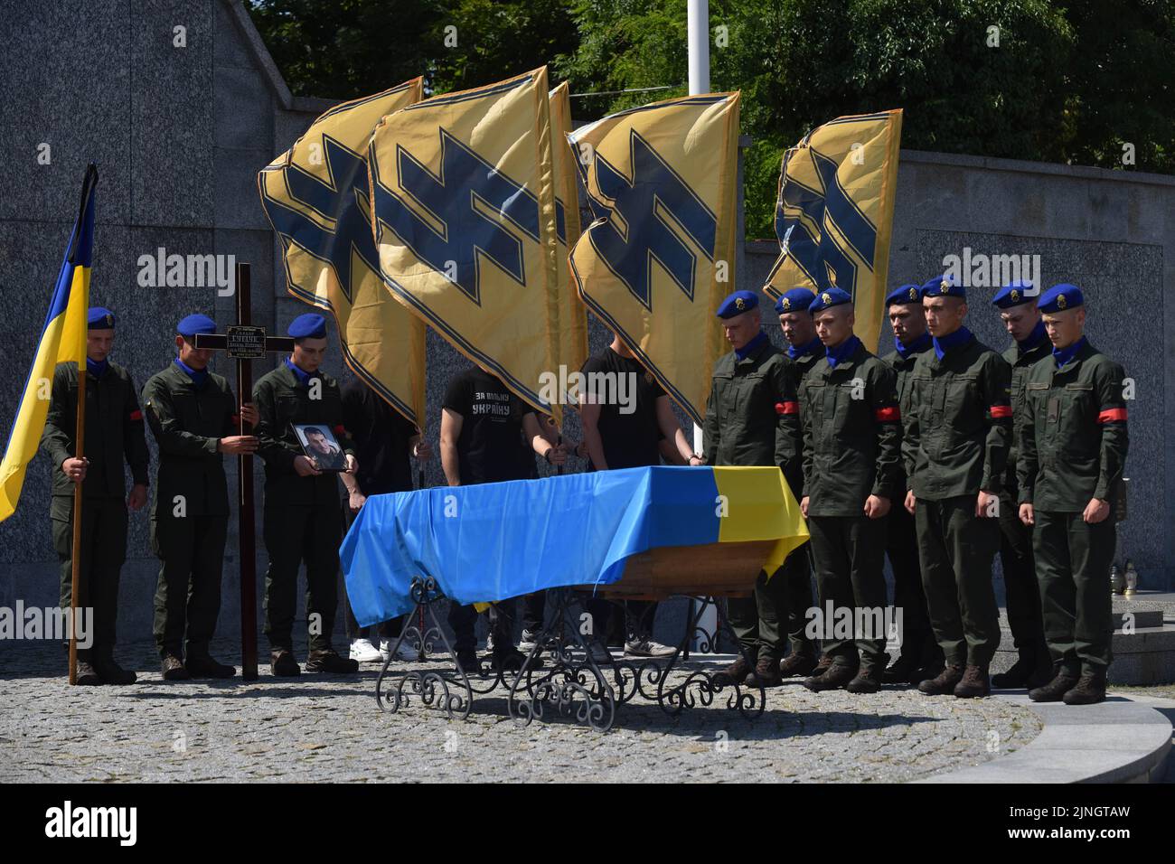 Soldaten der Nationalgarde der Ukraine umgeben den Sarg von Wassyl Sushtschuk während der Trauerfeier. In Lemberg fand die Beerdigung von Wassyl Suschtschuk vom Asow-Militärregiment und Junior-Sergeant Vitaly Borysyuk statt, der während der russischen Militärinvasion in die Ukraine durch russische Truppen starb. Vasyl Suschuk nahm an speziellen Rettungseinsätzen in der metallurgischen Fabrik Asovstal in der Stadt Mariupol, Region Donezk, Teil. Er war einer der 72. Soldaten, die im Werk gelandet sind. (Foto von Pavlo Palamarchuk/SOPA Images/Sipa USA) Stockfoto