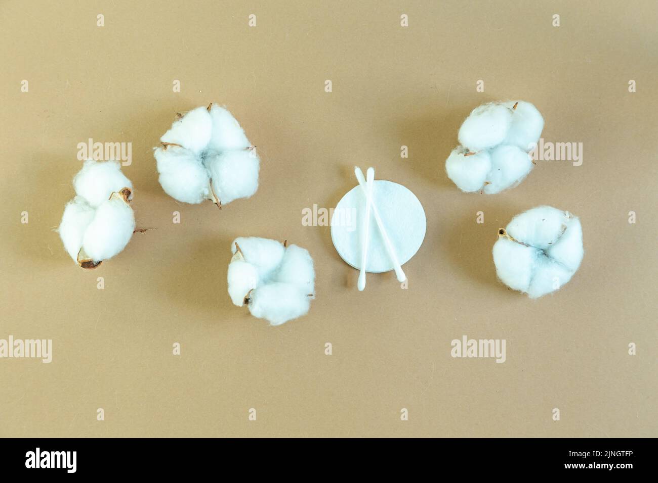 Baumwoll-Molls und Baumwoll-Pads zum Entfernen von Make-up auf beigem Hintergrund. Ökologie und bewusstes Konsumkonzept. Stockfoto