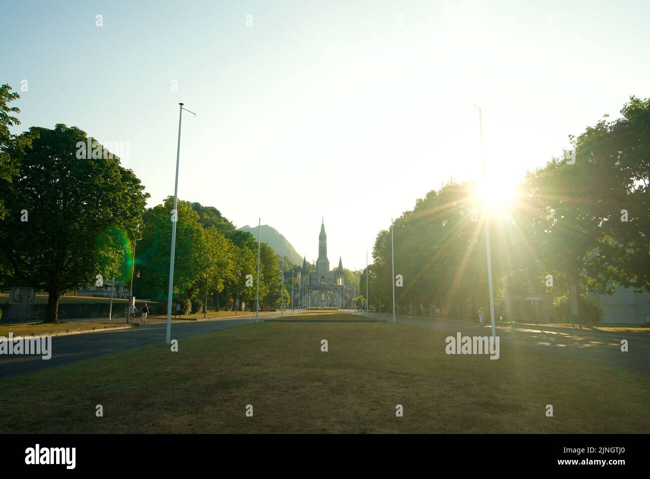 Sonnenuntergang in Sanctuaires NotreDame de Lourdes, einem