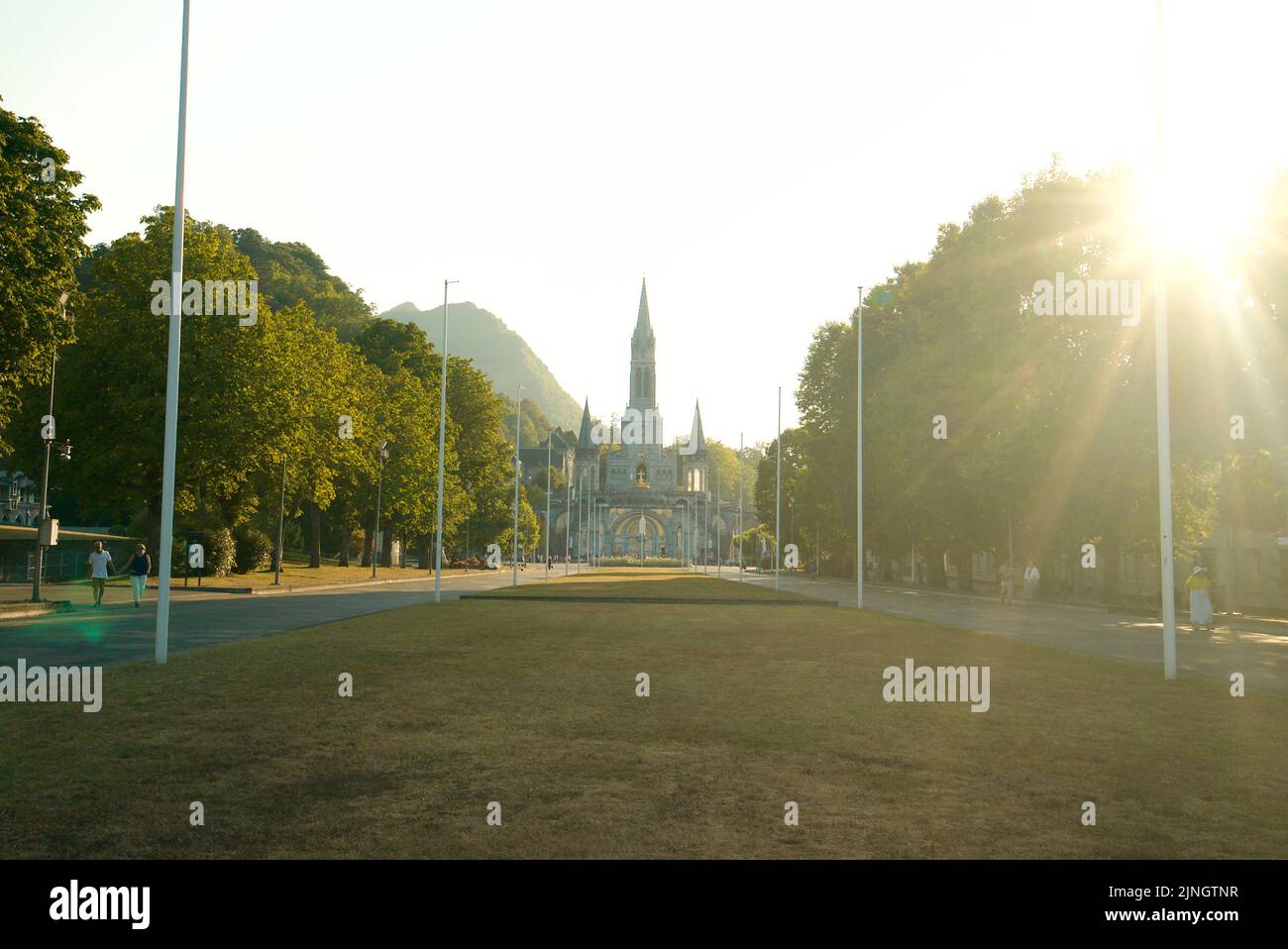 Sonnenuntergang in Sanctuaires Notre-Dame de Lourdes, einem katholischen Wallfahrtsort in Südfrankreich. Das Heiligtum unserer Lieben Frau von Lourdes. Kirche. Schrein. Stockfoto