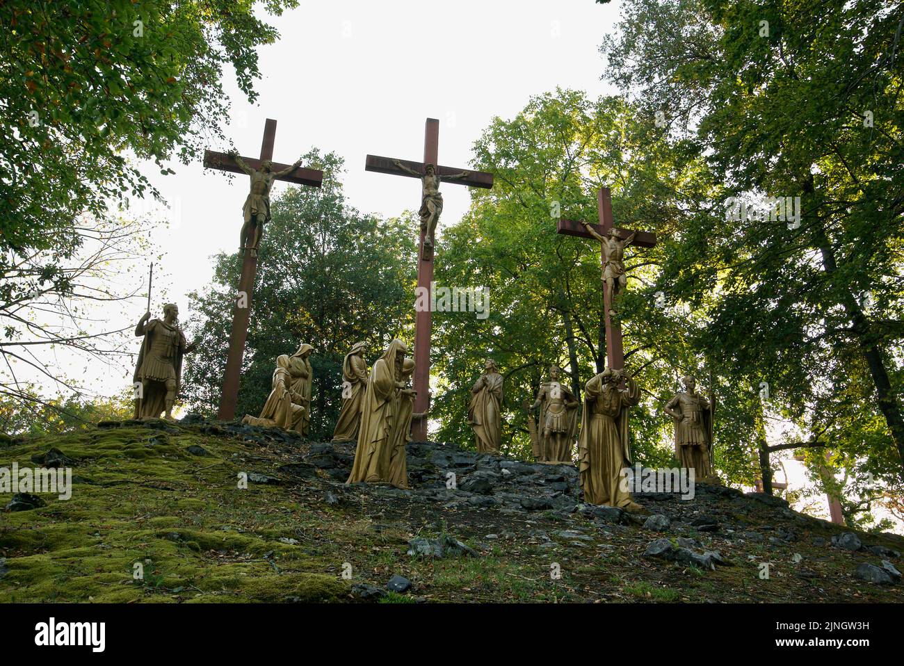 Jesus Christus am Kreuz (Kreuzigung), gezeigt auf dem Kreuzweg/Hochstationen Sanctuaires Notre-Dame de Lourdes, einem katholischen Wallfahrtsort. Stockfoto