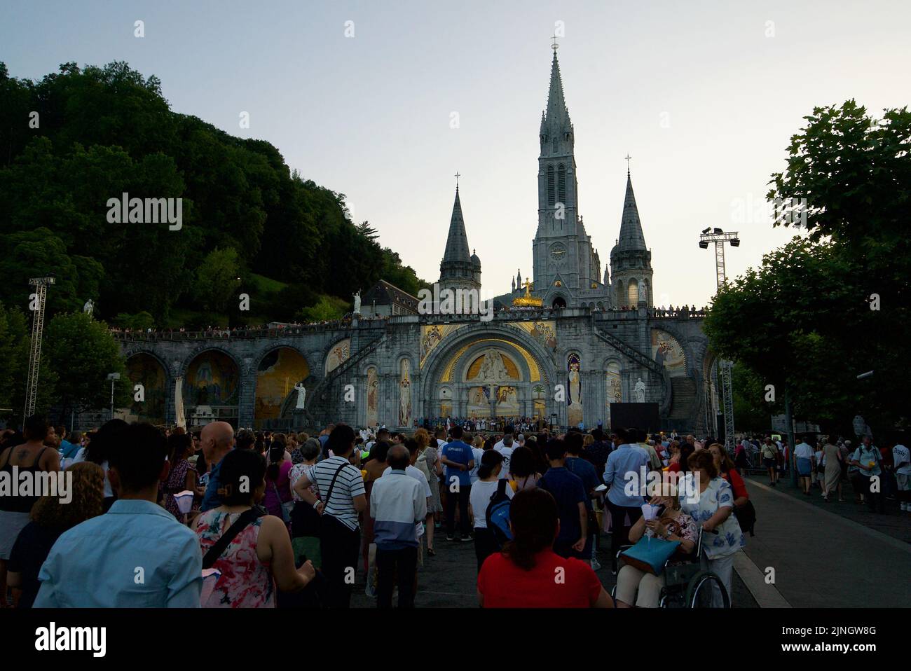 Menschen versammelten sich @ Sanctuaires Notre-Dame de Lourdes Eine katholische Pilgerfahrt. Nächtliche Kerzenschein-Messe-Wallfahrtskirche unserer Lieben Frau von Lourdes. Lourdes-Prozession. Stockfoto