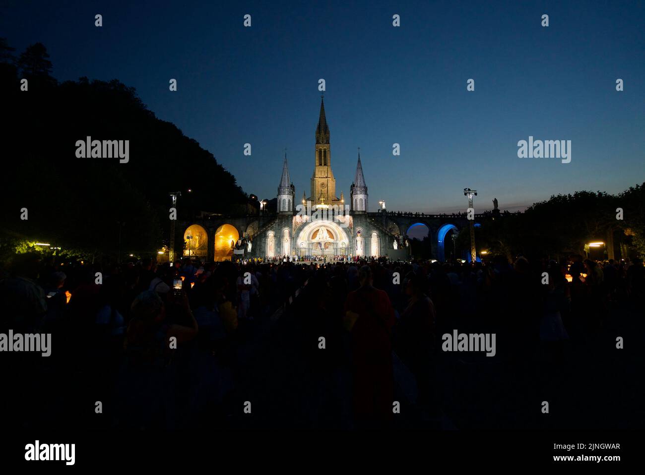 Menschen versammelten sich @ Sanctuaires Notre-Dame de Lourdes Eine katholische Pilgerfahrt. Nächtliche Kerzenschein-Messe-Wallfahrtskirche unserer Lieben Frau von Lourdes. Lourdes-Prozession. Stockfoto