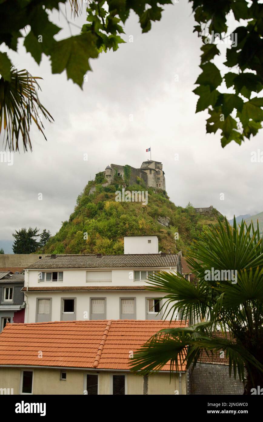 Ein Blick auf die französische Stadt Lourdes, Südfrankreich, in den