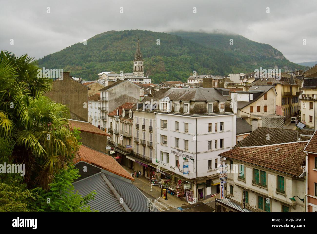 Ein Blick von oben auf die französische Stadt Lourdes, Südfrankreich