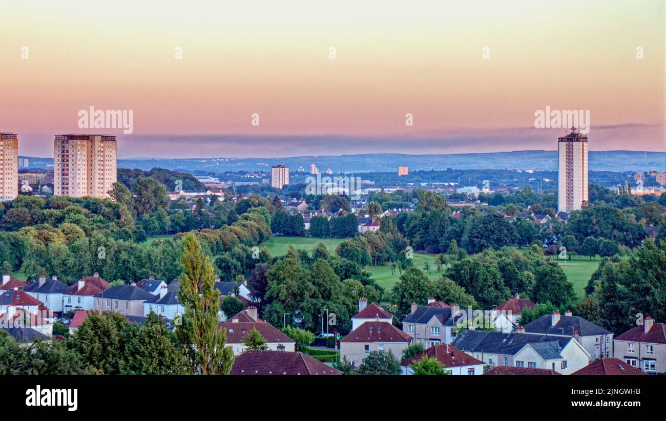 Glasgow, Schottland, Großbritannien. 11. August 2022. Wetter in Großbritannien: Bei sonnigem Wetter wurde das erste Waldfeuer im Süden der Stadt im Darnley Park Country Park ausgelöst, als das aride Gras eine Rauchwolke in Richtung des südlichen Zentrums der Stadt verursachte, das aus fünf Meilen Entfernung abgebildet wurde. Quelle: gerard Ferry/Alamy Live News Stockfoto