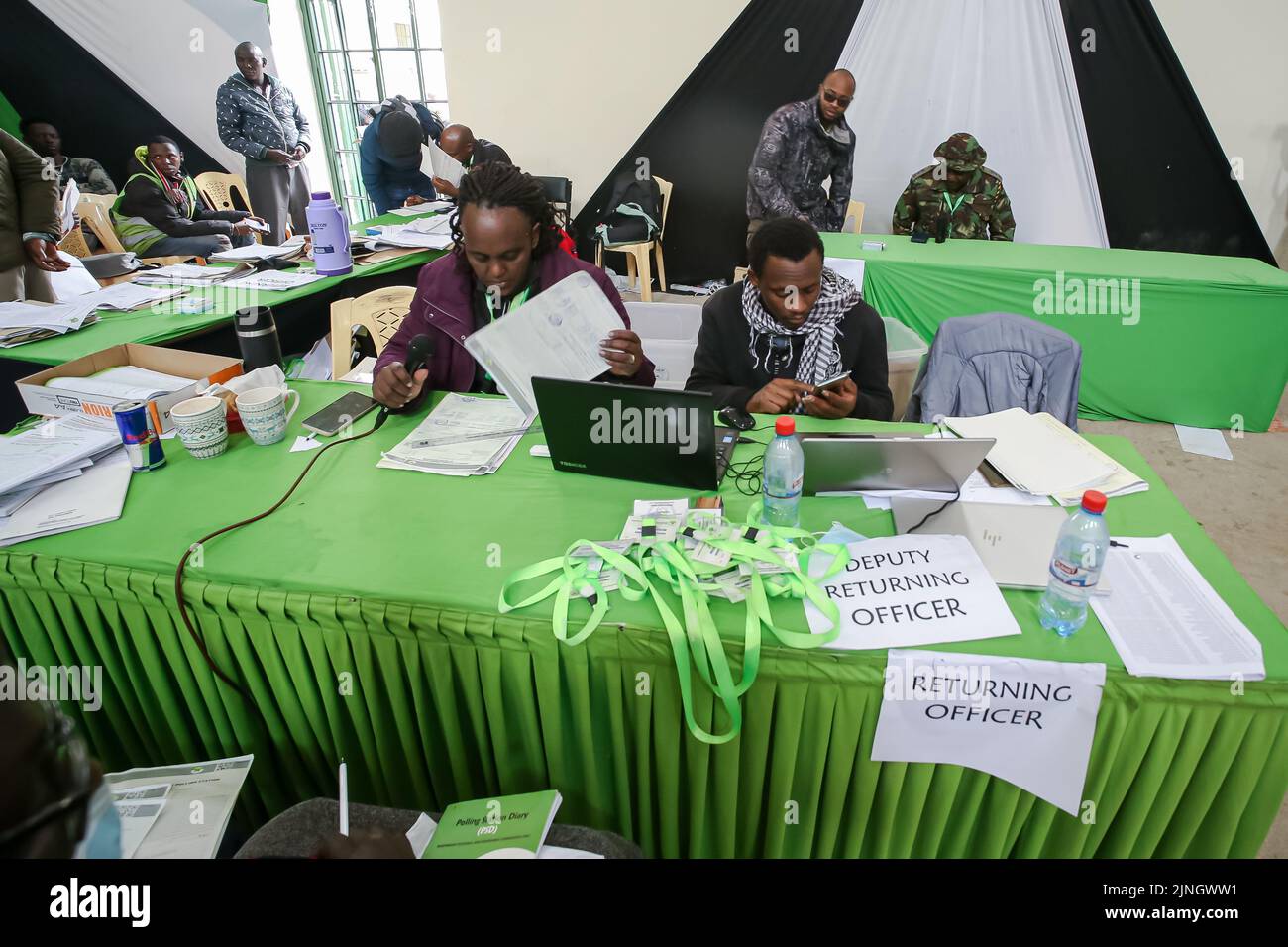 Nairobi, Kenia. 11. August 2022. Die Beamten der unabhängigen Wahlkommission (IEBC) zählen die allgemeinen Wahlergebnisse im Starehe-Wahlkreis-Talling-Center in Nairobi zusammen. Die Ergebnisse der Parlamentswahlen in Kenia, die am 9.. August 2022 stattfanden, werden weiterhin groß. (Foto von Boniface Muthoni/SOPA Images/Sipa USA) Quelle: SIPA USA/Alamy Live News Stockfoto