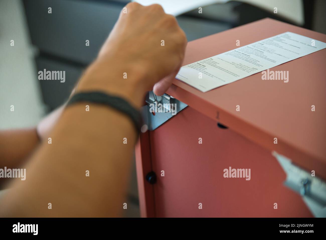 Zimmermann arbeitet sorgfältig Montage eines Möbelstücks. Stockfoto