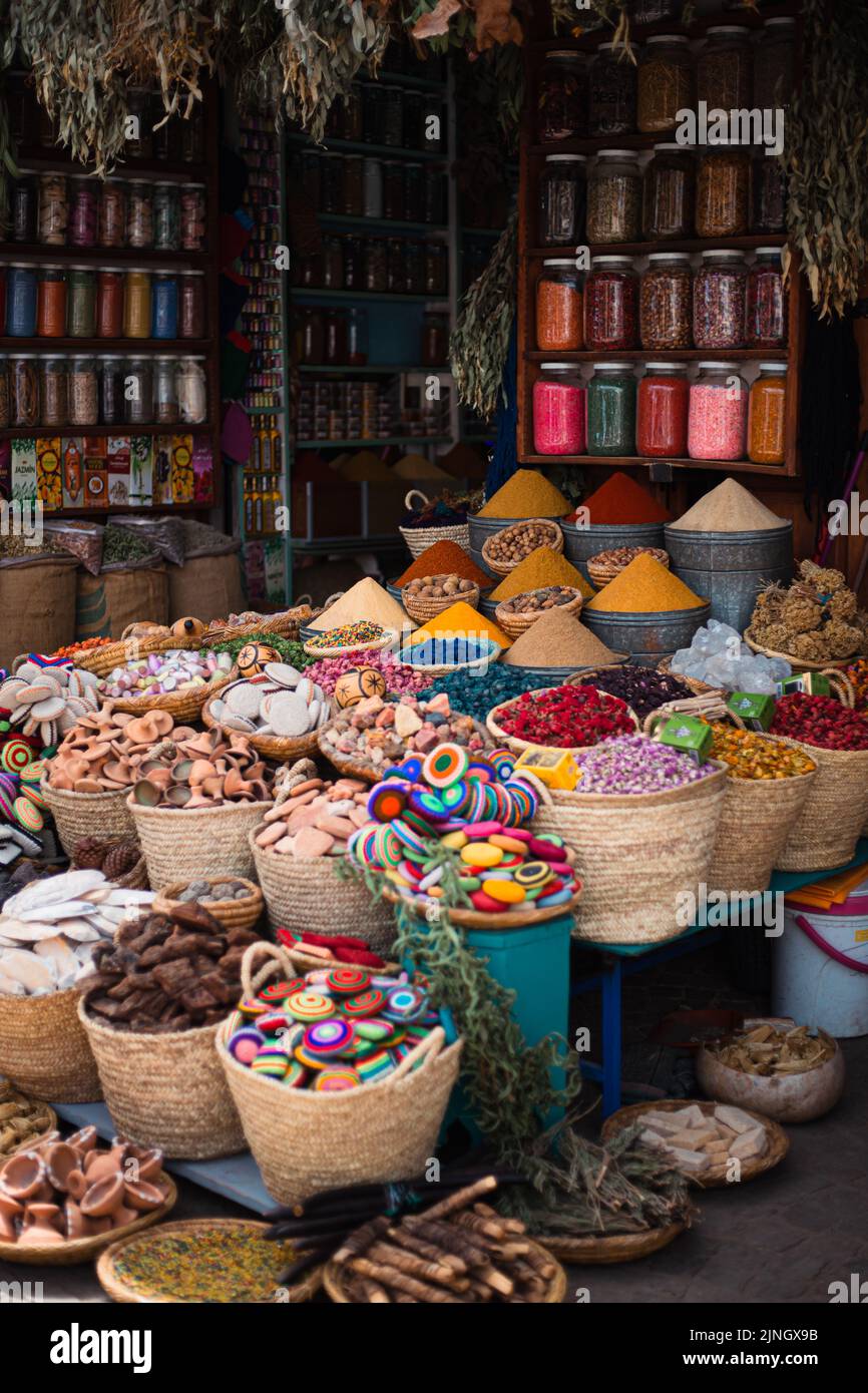 Bunte Gewürze verschiedener Empfänger auf einem Gewürzmarkt in Marrakesch, Marokko Stockfoto