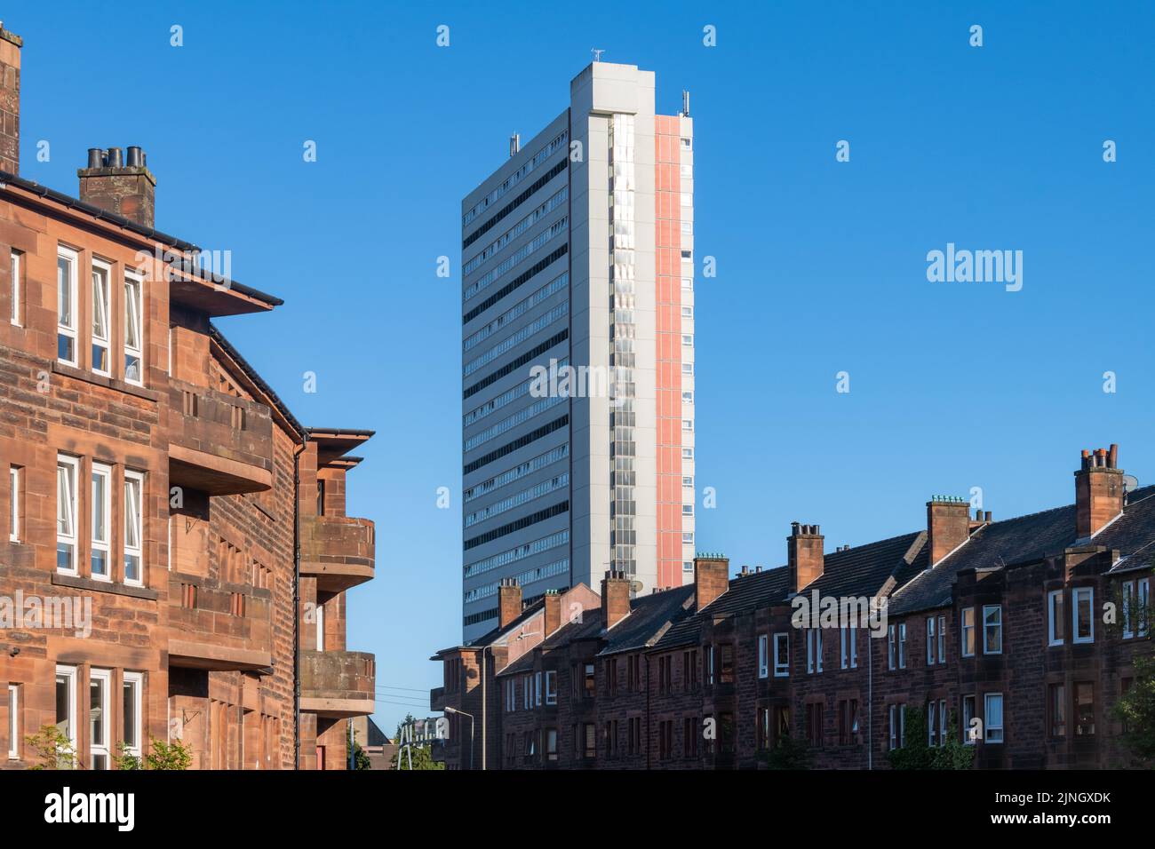 Anniesland Court - Ein denkmalgeschützter, brutalistischer Wohnturm neben traditionellen roten Sandsteinhäusern, Anniesland, Glasgow, Schottland, Großbritannien Stockfoto