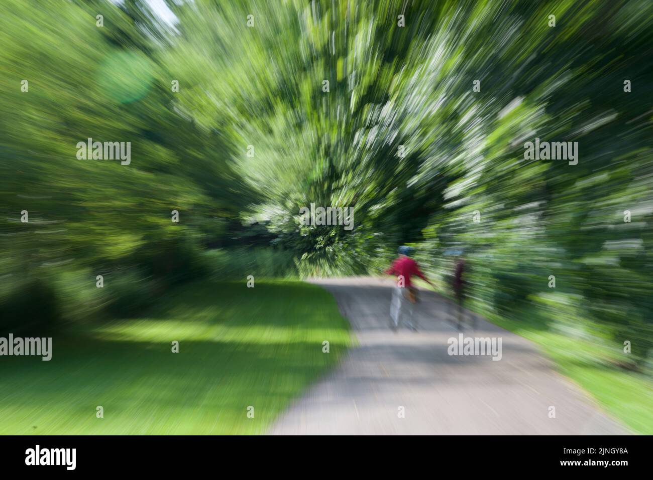 Zoomeffekt der Kamera, wenn ältere Erwachsene im Park aufwachen Stockfoto