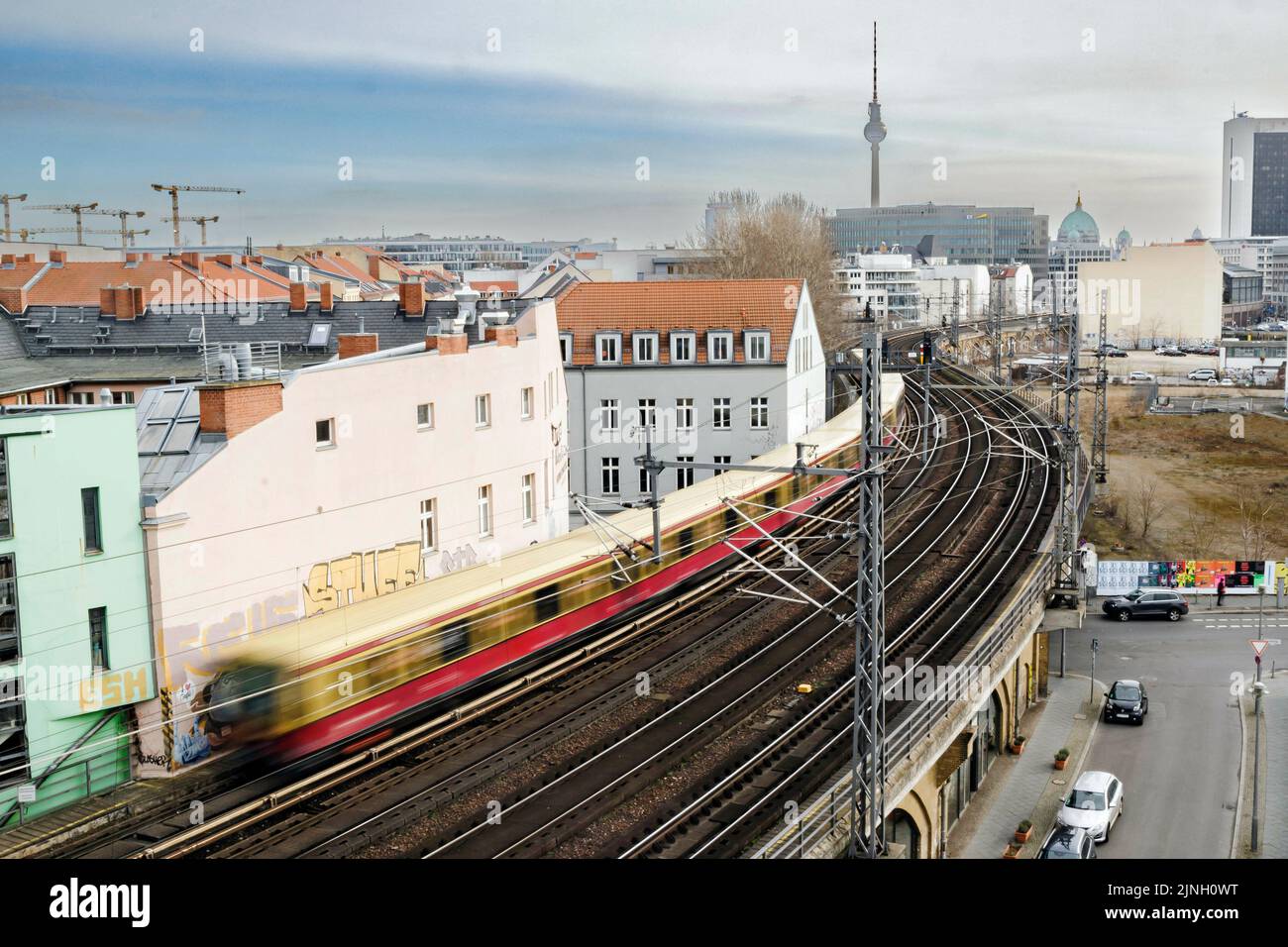 Berlin, Deutschland. 18.. Februar 2022. In der Nähe des Bahnhofs Friedrichstraße verkehrt eine S-Bahn über die Stadtbahn in Berlin. Der Fernsehturm ist im Hintergrund zu sehen. Berlin, 18. Februar 2022 Quelle: dpa/Alamy Live News Stockfoto