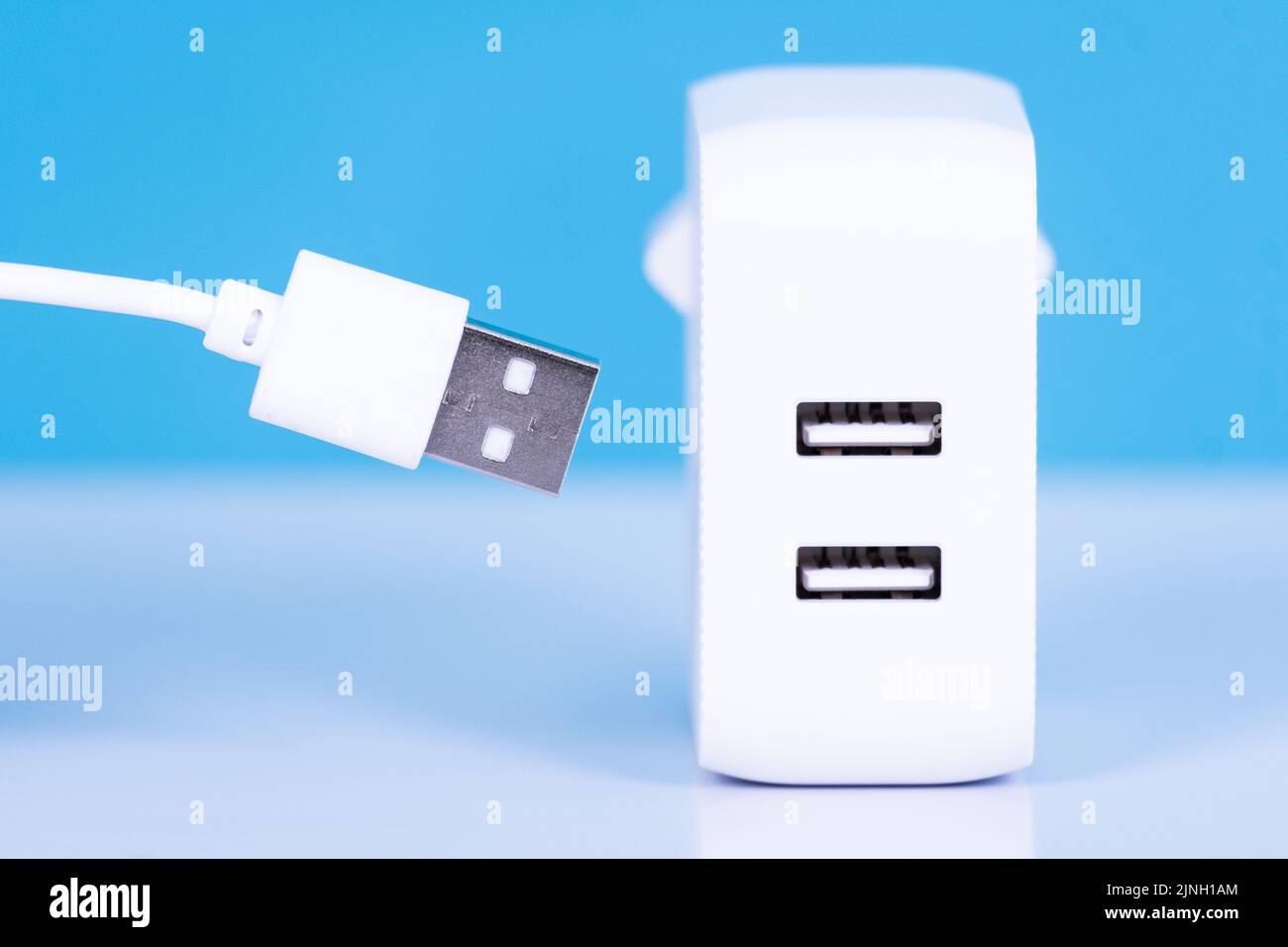 Ein Kabel und eine USB-Verbindung. Download digitaler Dateien Stockfoto