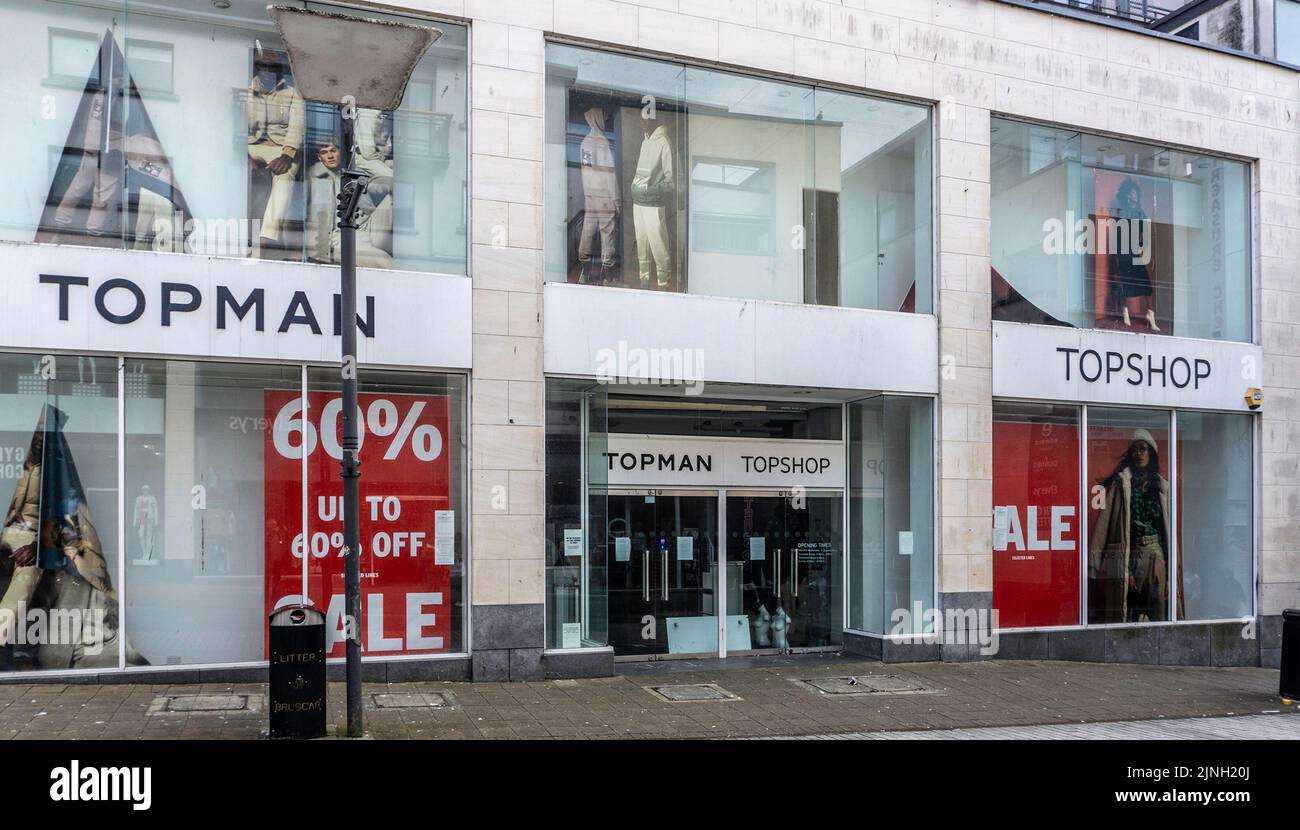 Der ehemalige Topshop/Topman Shop in Edwards Square, Galway, Irland. Der Laden schloss im Februar 2021 und steht noch immer leer. Stockfoto