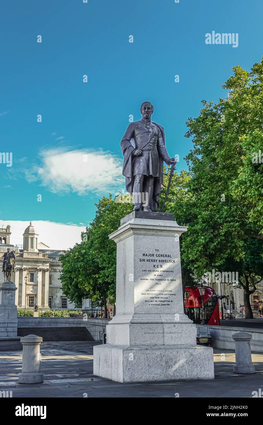 London, Großbritannien, 4. Juli 2022: Trafalgar Square. Nahaufnahme von Generalmajor Sir Henry Havelock schwarze Bronze auf weißem Steinsockel gegen blauen Himmel. Grün f Stockfoto