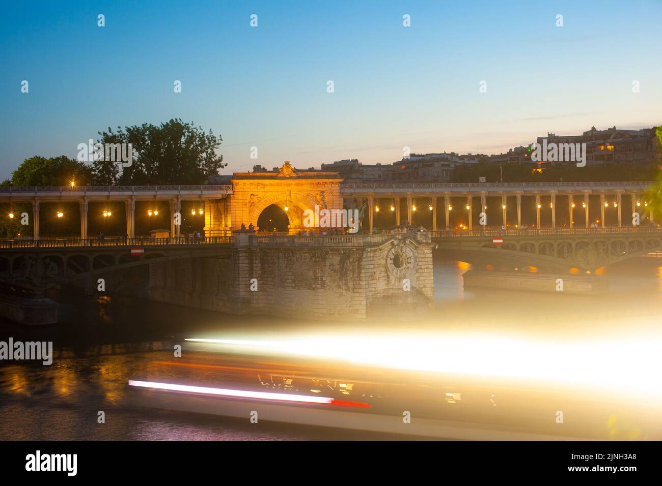 Blick auf die Pont de Bir-Hakeim bei Sonnenuntergang: Die Brücke von Bir-Hakeim, früher die Brücke von Passy, ist eine Brücke, die in Paris die seine überquert Stockfoto