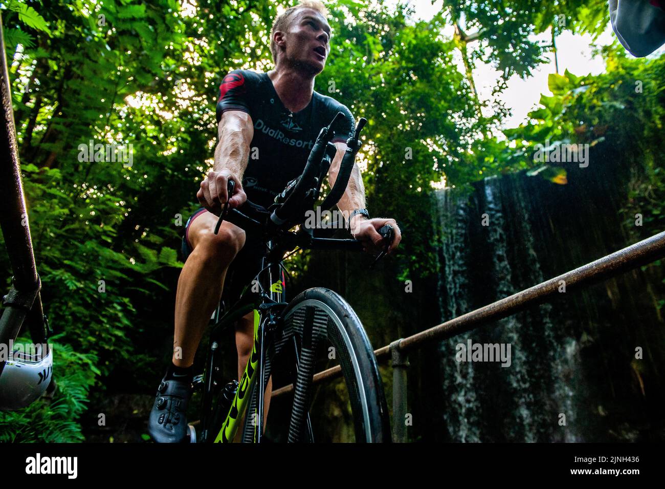 Arnhem, Niederlande. 11. August 2022. Ein Blick von unten auf den Athleten Olaf Van Den Bergh, der auf seinem Fahrrad trainiert. Der niederländische Spitzensportler Olaf Van Den Bergh beginnt im tropischen Regenwald des Burgers' Zoo in Arnhem zu trainieren, um sich auf die Ironman-Weltmeisterschaft in Kailua-Kona in Hawaii vorzubereiten. Der Bush (Indoor Tropical Rainforest) ist aufgrund der hohen Luftfeuchtigkeit und Temperatur der ideale Trainingsort. (Foto: Ana Fernandez/SOPA Images/Sipa USA) Quelle: SIPA USA/Alamy Live News Stockfoto