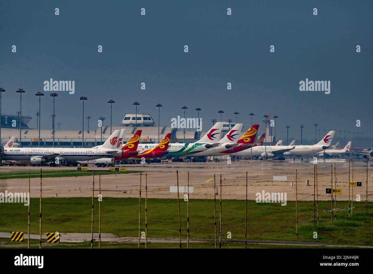 Die Flugzeuge parkten an einem sonnigen Tag am Terminal des Flughafens Stockfoto