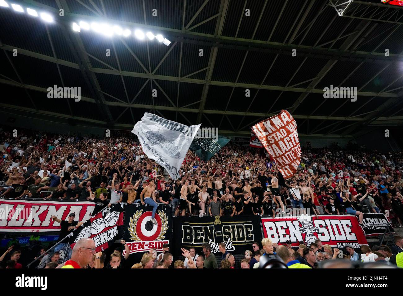 ALKMAAR, NIEDERLANDE - 11. AUGUST: Fans und Unterstützer von AZ während des dritten Qualifikationsrunde-Spiels der UEFA Europa Conference League zwischen AZ und dem FC Dundee United am 11. August 2022 im AFAS Stadion in Alkmaar, Niederlande (Foto: Patrick Goosen/Orange Picters) Stockfoto