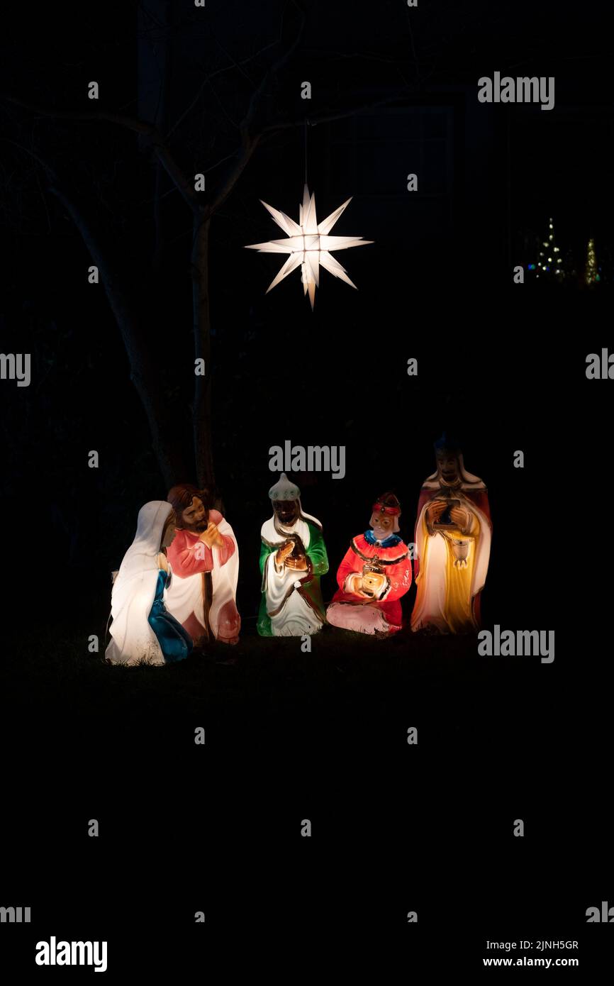 Sacramento, Kalifornien, USA. 8. Dezember 2020. Die Fab 40s’ Christmas Lights ist der bekannteste Ort, um die Bewohner von East Sacramento Christm zu erkunden Stockfoto