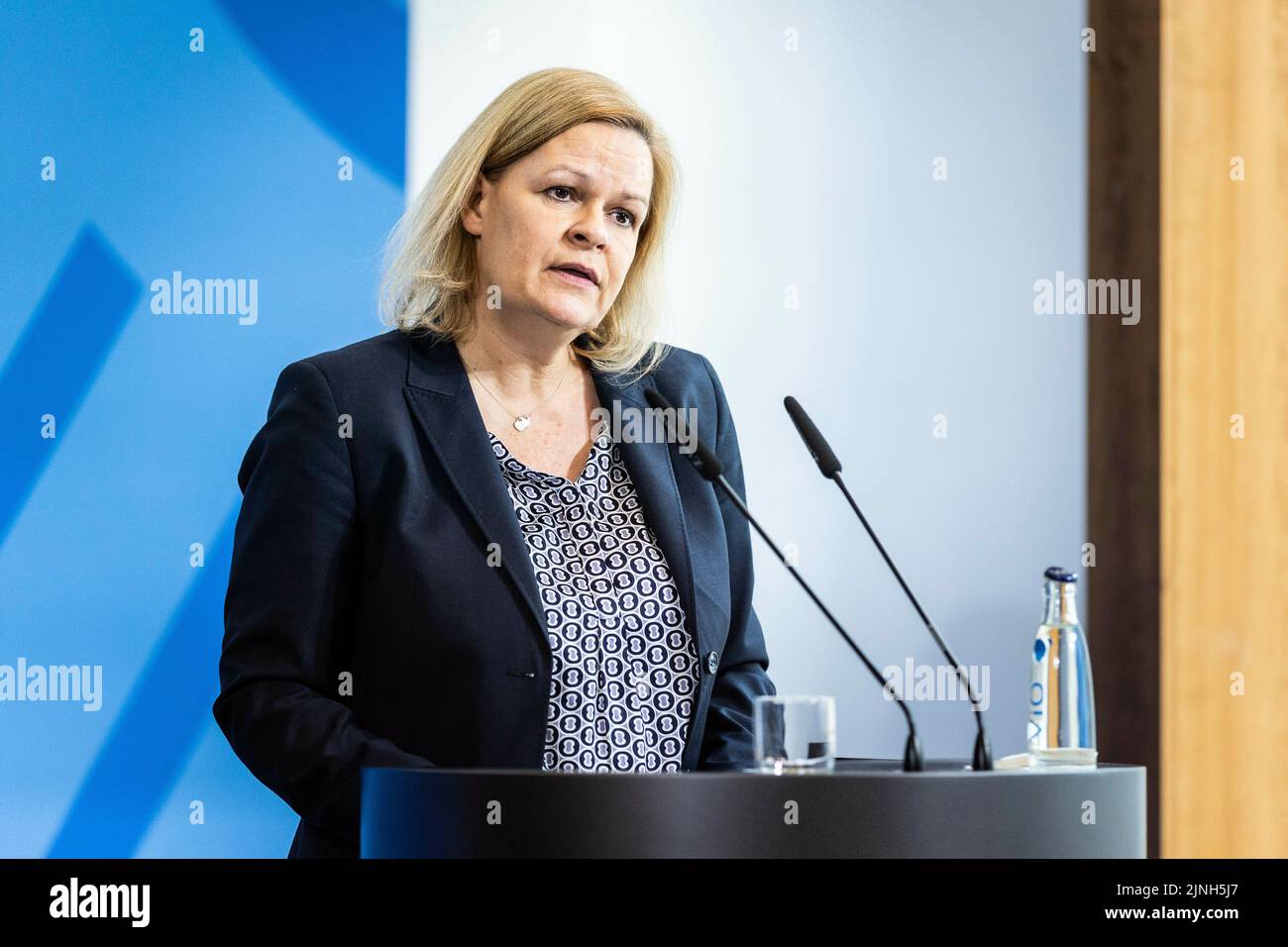 Berlin, Deutschland. 24.. Februar 2022. Nancy Faeser (SPD), Bundesministerin für Inneres und Heimat, erklärte nach Konsultationen mit den Präsidenten der deutschen Sicherheitsbehörden zur aktuellen Lage in der Ukraine in Berlin, 24. Februar 2022. Kredit: dpa/Alamy Live Nachrichten Stockfoto