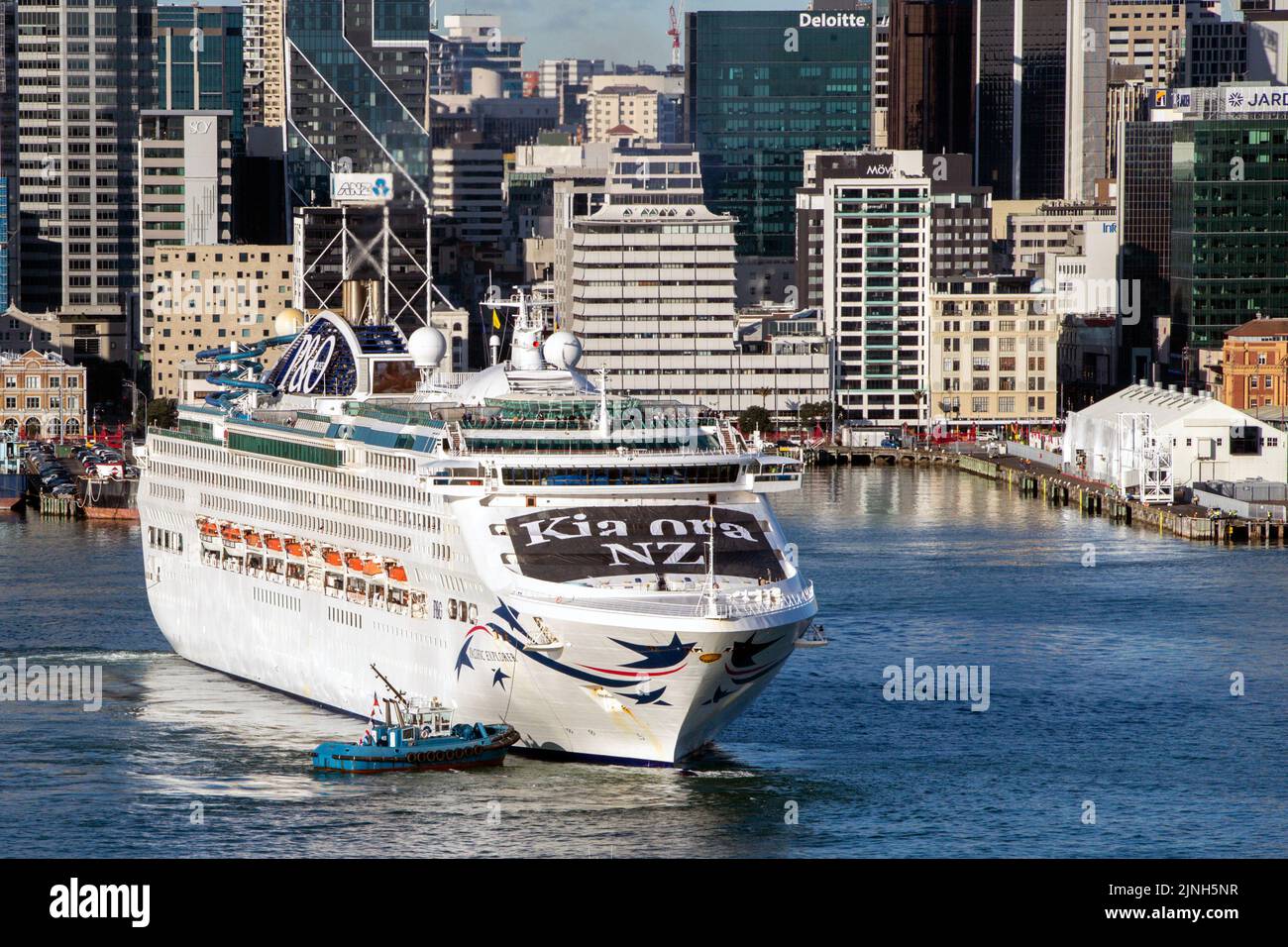 Der Pacific Explorer kommt nach der Wiedereröffnung der Seegrenzen am 31. Juli als erstes Kreuzschiff in Neuseeland an Stockfoto