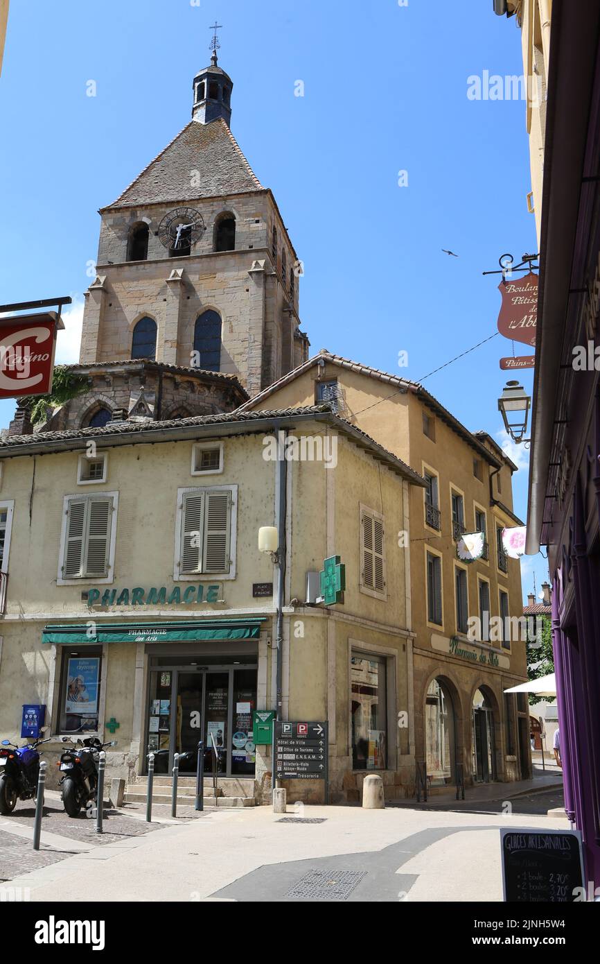 La rue commerçante de Cluny. Eglise Notre-Dame. Saône-et-Loire. Bourgogne. Frankreich. Europa. Stockfoto