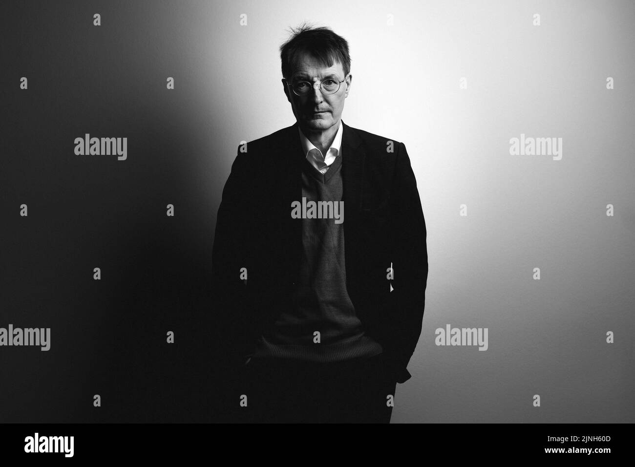 Berlin, Deutschland. 23.. Februar 2022. Der deutsche Gesundheitsminister Karl Lauterbach (SPD) posiert für ein Foto am 23. Februar 2022 in Berlin. Kredit: dpa/Alamy Live Nachrichten Stockfoto