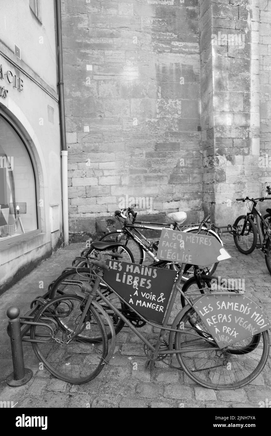 Fahrräder. Association participative Les Mains Libres. Place Notre-Dame. Cluny. XIII ème siècle. Cluny. Saône-et-Loire. Bourgogne. Frankreich. Europa. Stockfoto