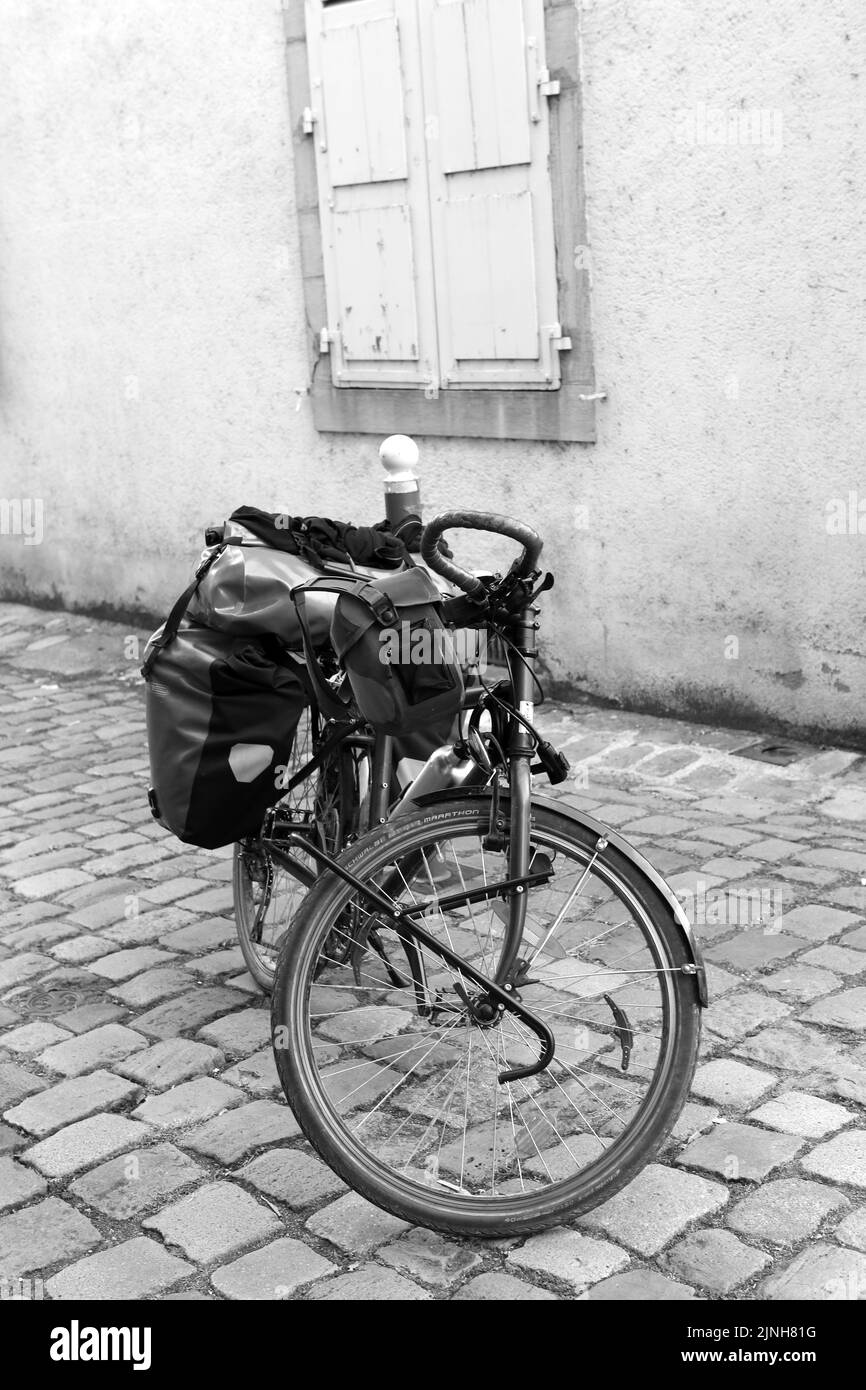 Vélo de randonneur sur un Passage pavé. Place Notre-Dame. Cluny. Saône-et-Loire. Bourgogne. Frankreich. Europa. Stockfoto