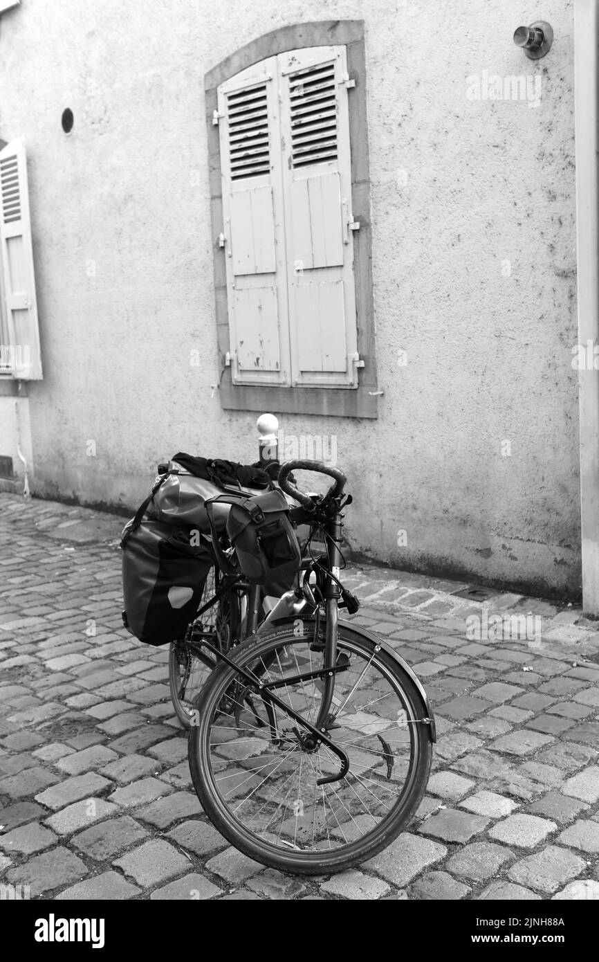 Vélo de randonneur sur un Passage pavé. Place Notre-Dame. Cluny. Saône-et-Loire. Bourgogne. Frankreich. Europa. Stockfoto