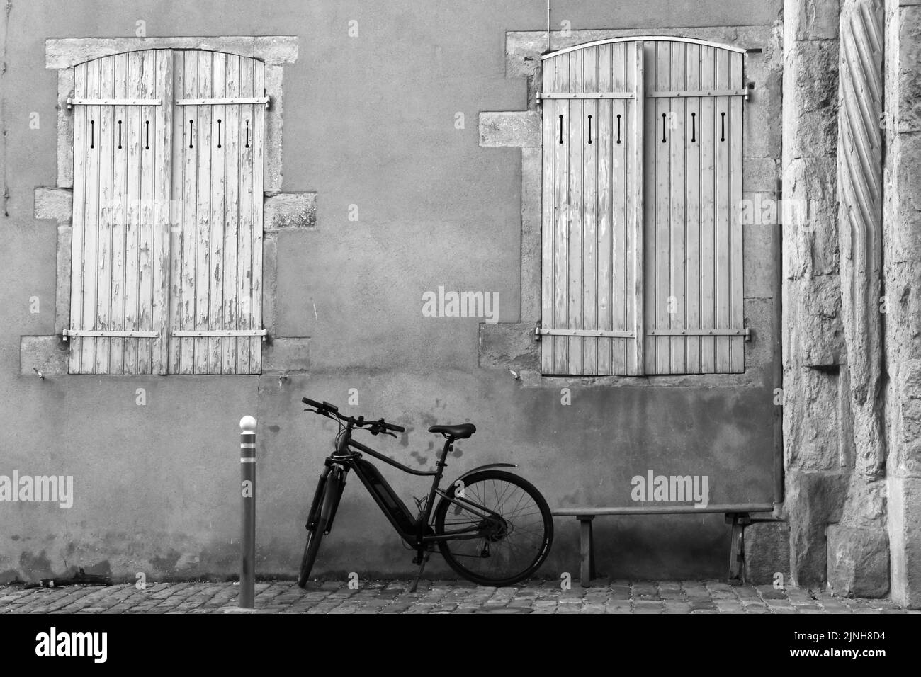 Vélo stationné près d'un banc. Saône-et-Loire. Bourgogne. Frankreich. Europa. Stockfoto