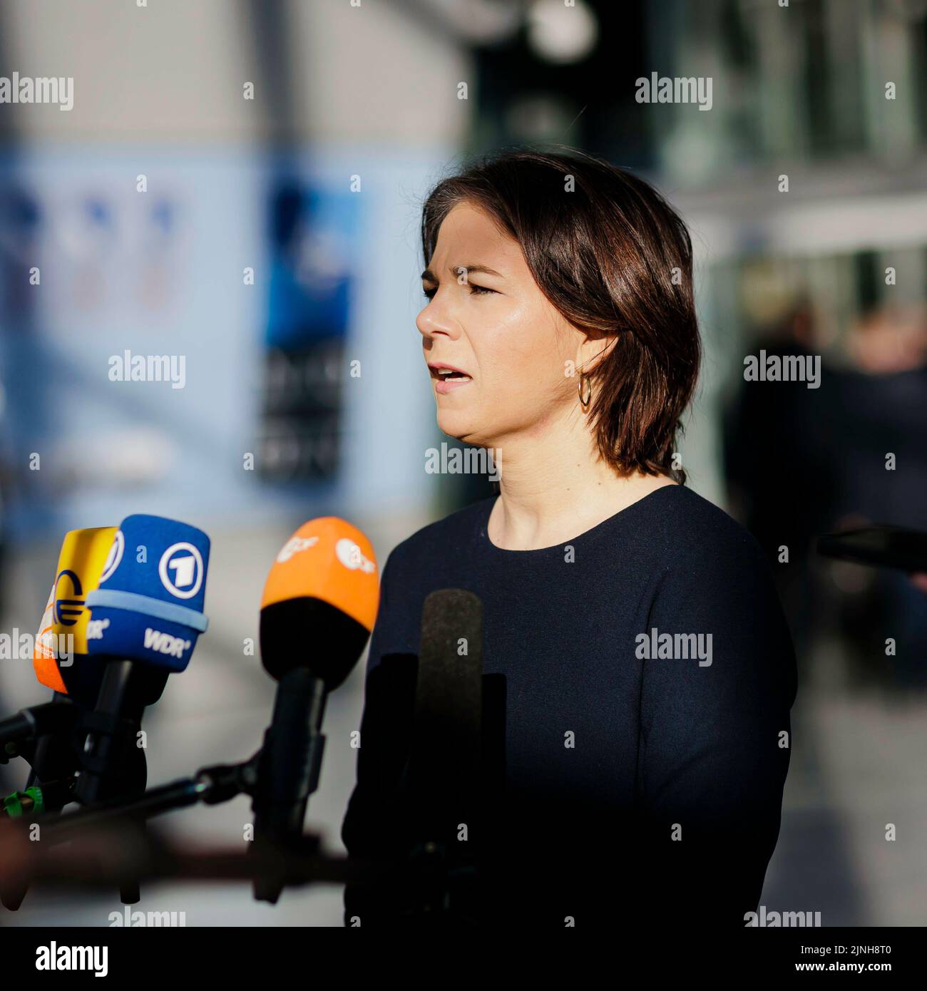 Brüssel, Belgien. 04. März 2022. Die Bundesaußenministerin Annalena Baerbock (Buendnis 90/die Grünen) gibt bei ihrer Ankunft im NATO-Hauptquartier einen Türtritt. Baerbock reist nach Brüssel zu Treffen der NATO-Außenminister und G7 Außenminister. Brüssel, 04.03.2022 Quelle: dpa/Alamy Live News Stockfoto