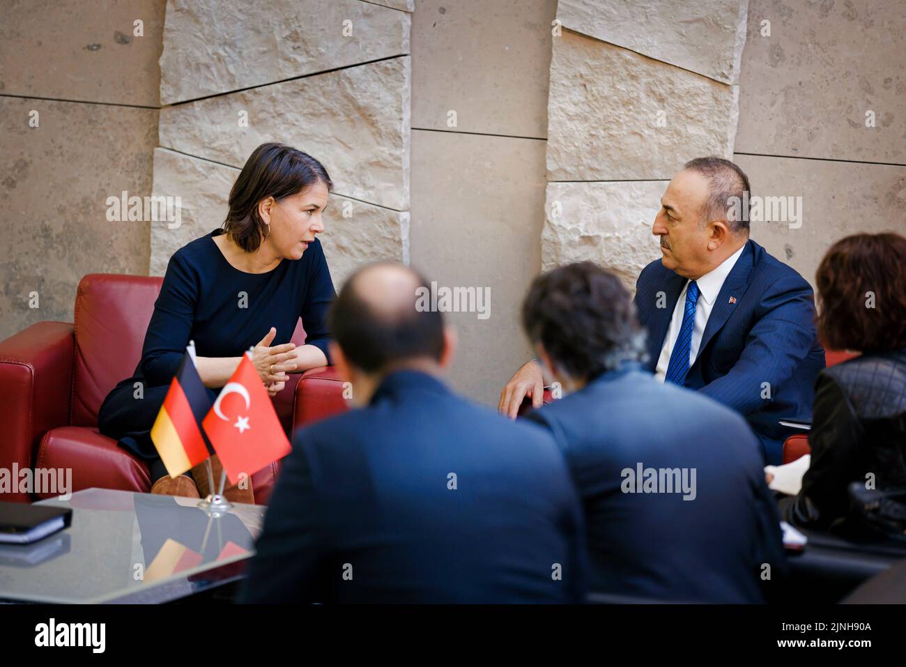 Brüssel, Belgien. 04. März 2022. Die Bundesaußenministerin Annalena Baerbock (Bündnis 90/die Grünen) trifft den türkischen Außenminister Mevlut Cavusoglu. Brüssel, 04.03.2022 Quelle: dpa/Alamy Live News Stockfoto