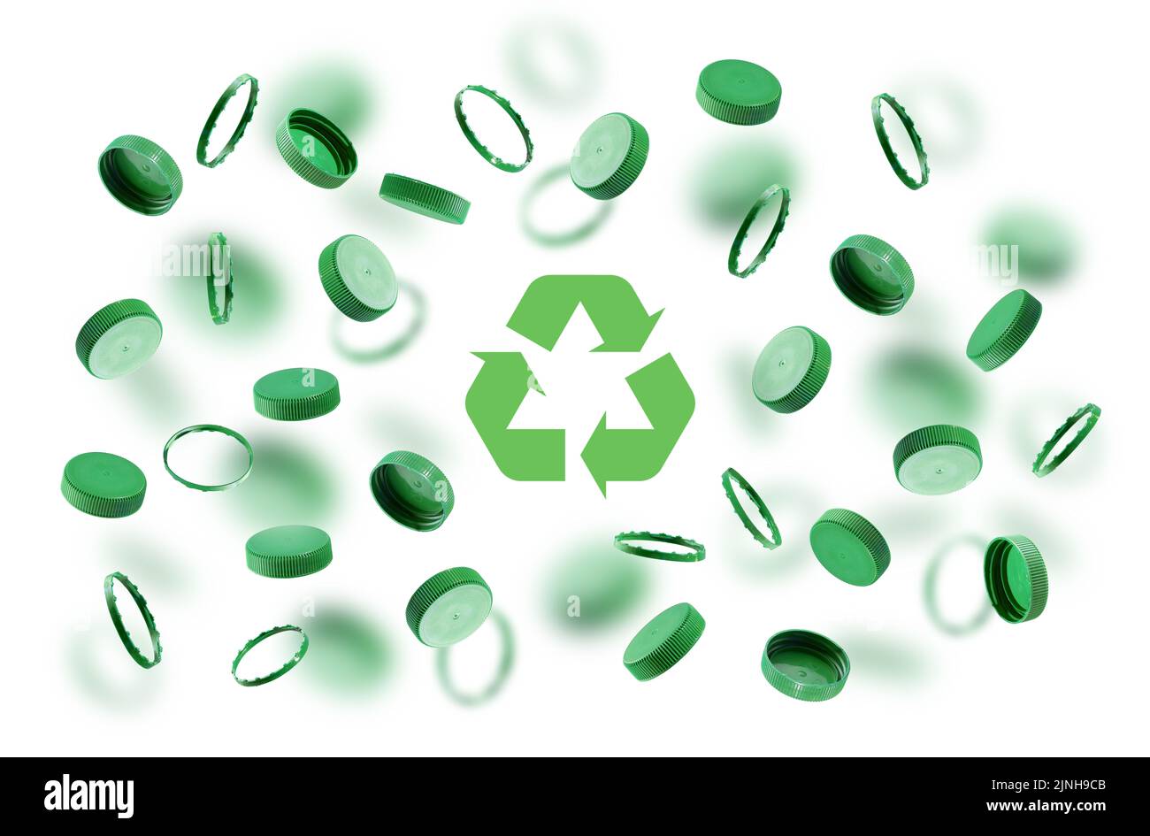 Grüne Flaschenverschlüsse, Recycling-Symbol auf weißem Hintergrund. Plastikkappen schwimmen, fliegen in die Luft. Das Konzept der Sicherheit vor Umweltschäden. Stockfoto