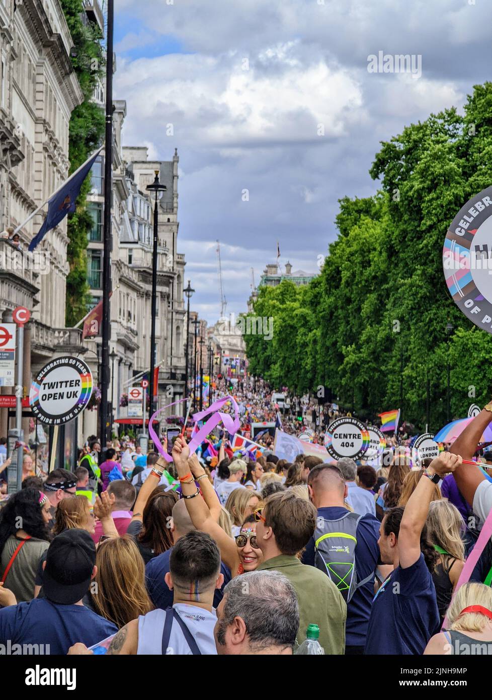 Eine Gruppe von Leuten, die durch Piccadilly spazieren und die London Pride Parade 2022 feiern Stockfoto
