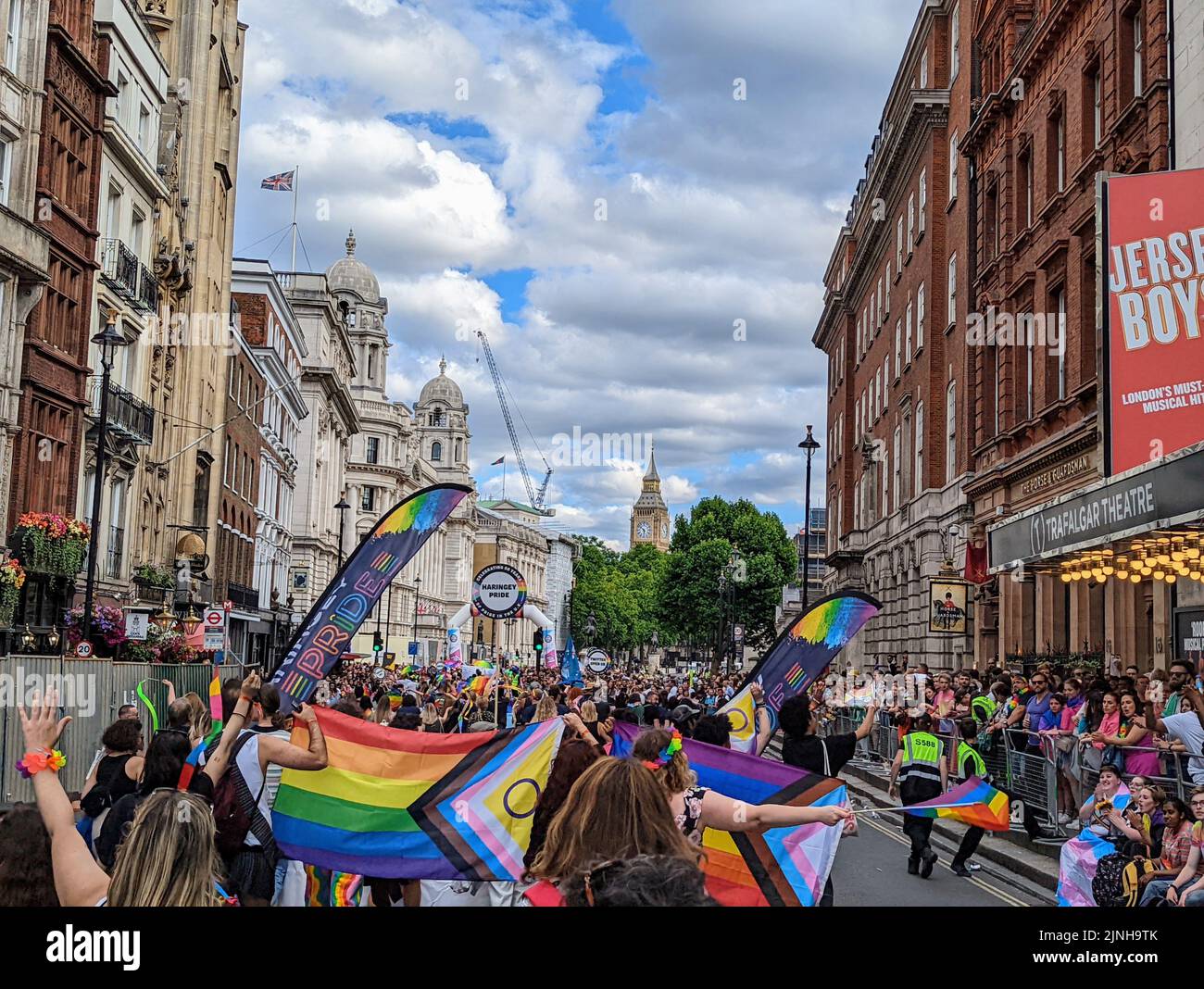 Eine weit entfernte Ansicht des Big Ben Tower von der London Pride Parade 2022, während die Menschen durch Haymarket laufen Stockfoto