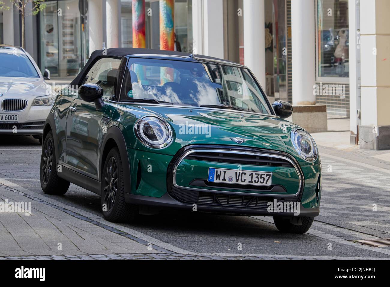 Ein grünes Mini-Auto, das auf der Straße in Heinsberg geparkt ist Stockfoto