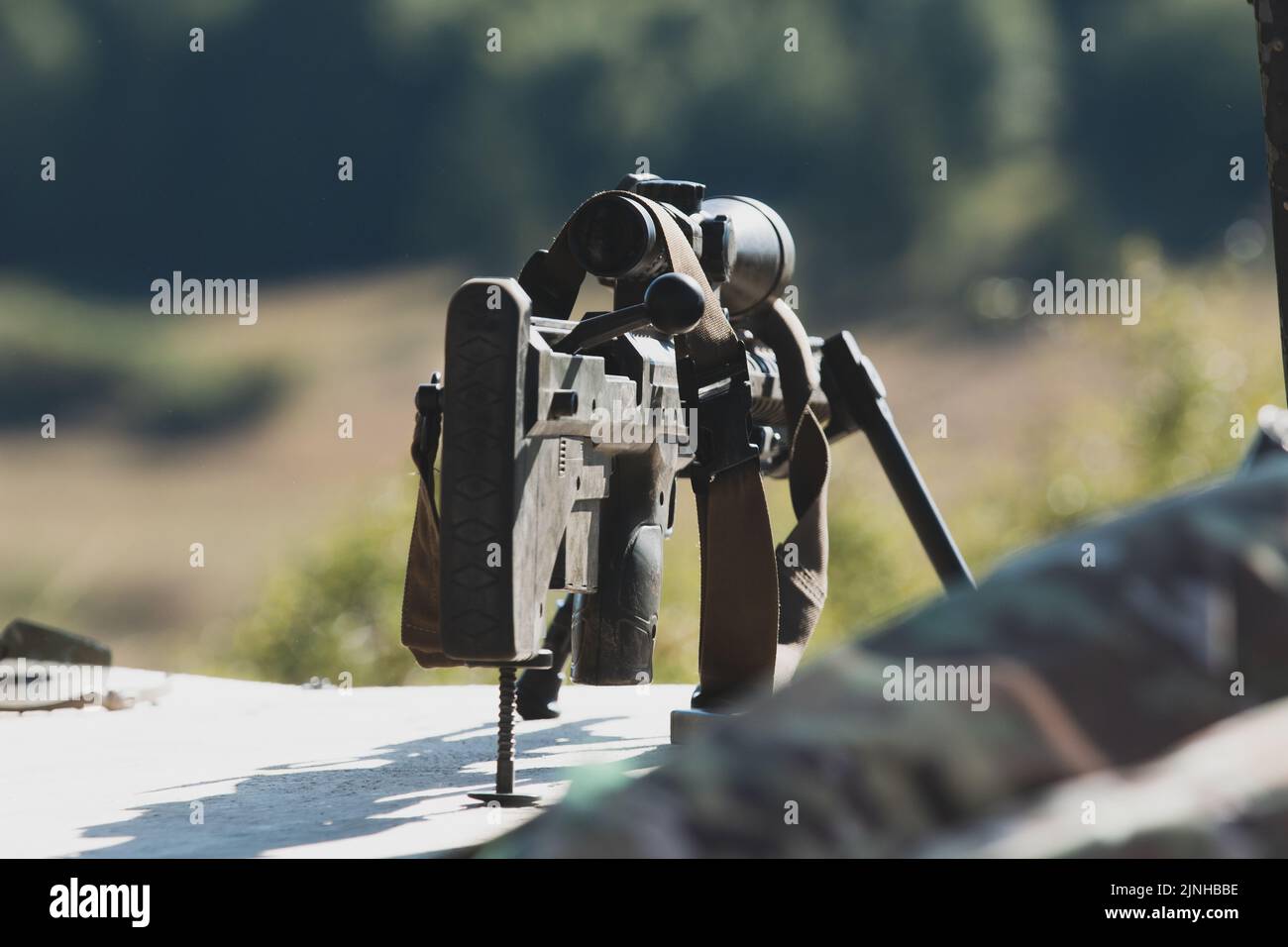 Soldaten aus verschiedenen Ländern traten am 8. August 2022 in der Sektion 'Mogadischu' des European Best Sniper Competition 2022 im Trainingsgebiet Hohenfels an. 36 Sniper-Teams aus 18 Alliierten- und Partnerländern kämpfen an acht Tagen Kopf an Kopf um den Titel des besten Sniper-Teams in Europa. (USA Armeefoto von SPC Christian Carrillo) Stockfoto