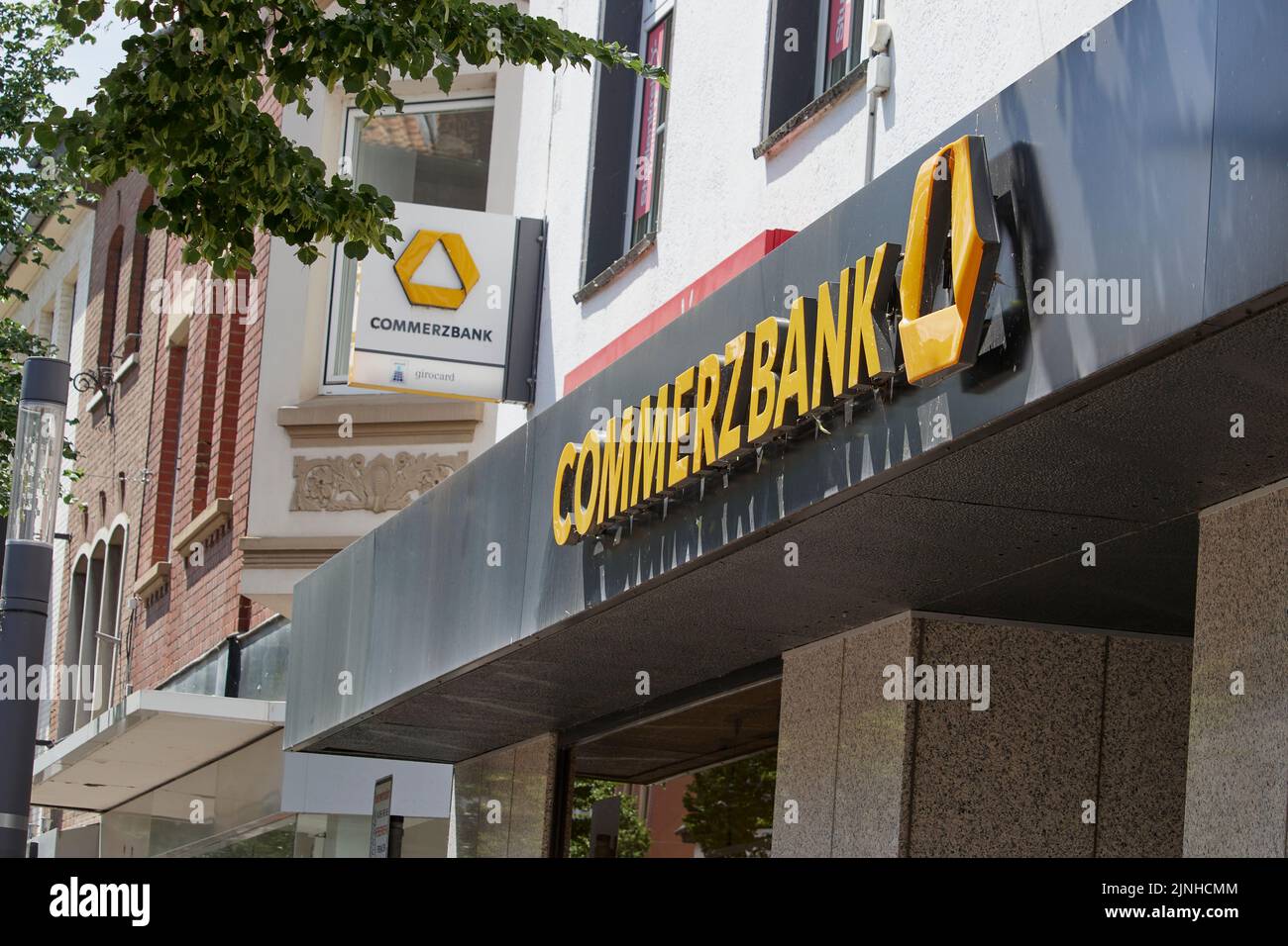 Der Eingang der Commerzbank mit dem gelben Logo in Heinsberg, Deutschland Stockfoto