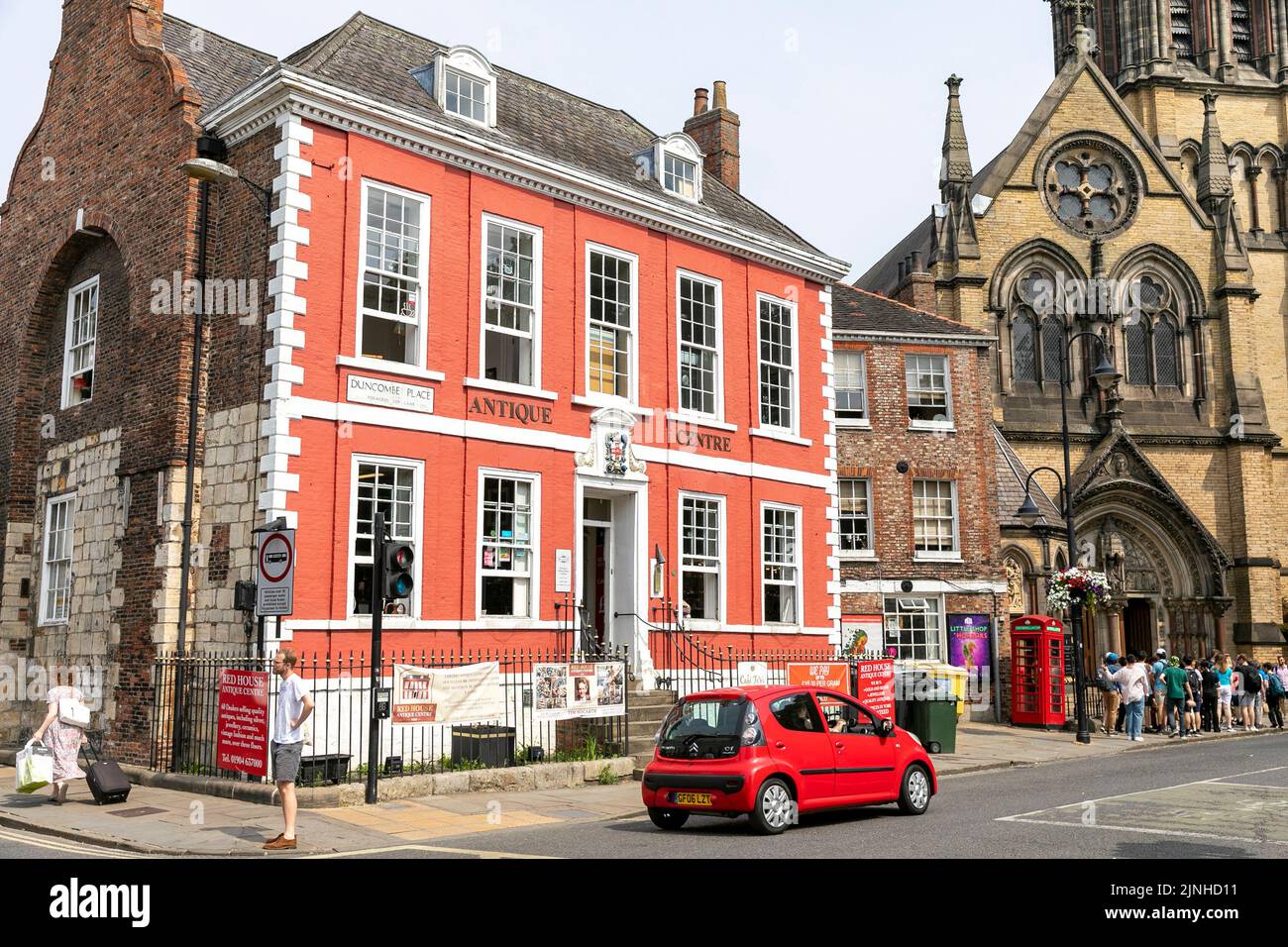 City of York, Red House Antiquitätengeschäft in Duncombe Place York, und York Oratory Sommer Tag 2022, North Yorkshire, England, Großbritannien Stockfoto
