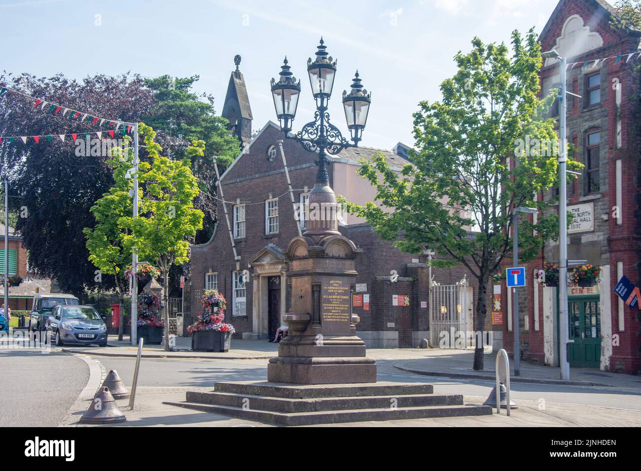 William Hopkin Thomas Memorial Lampe und Brunnen, Town Hall Square, Maesteg, Bridgend County Borough (Pen-y-bont), Wales (Cymru), Vereinigtes Königreich Stockfoto