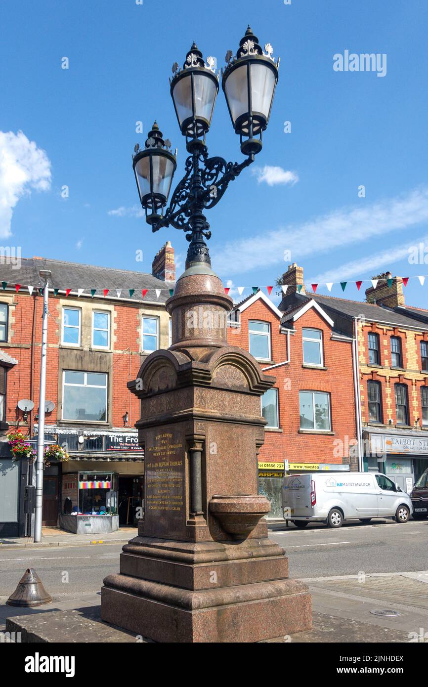 William Hopkin Thomas Memorial Lampe und Brunnen, Town Hall Square, Maesteg, Bridgend County Borough (Pen-y-bont), Wales (Cymru), Vereinigtes Königreich Stockfoto