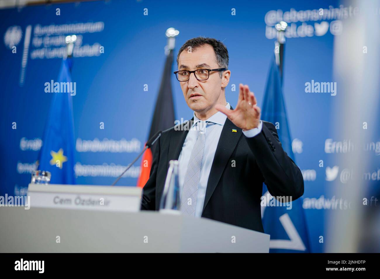 Berlin, Deutschland. 11. März 2022. CEM Oezdemir (Bündnis 90/die Grünen), Bundesminister für Landwirtschaft und Ernährung, hält nach einem digitalen Treffen der G7 Landwirtschaftsminister eine Pressekonferenz ab. Berlin, Den 11. März 2022. Kredit: dpa/Alamy Live Nachrichten Stockfoto