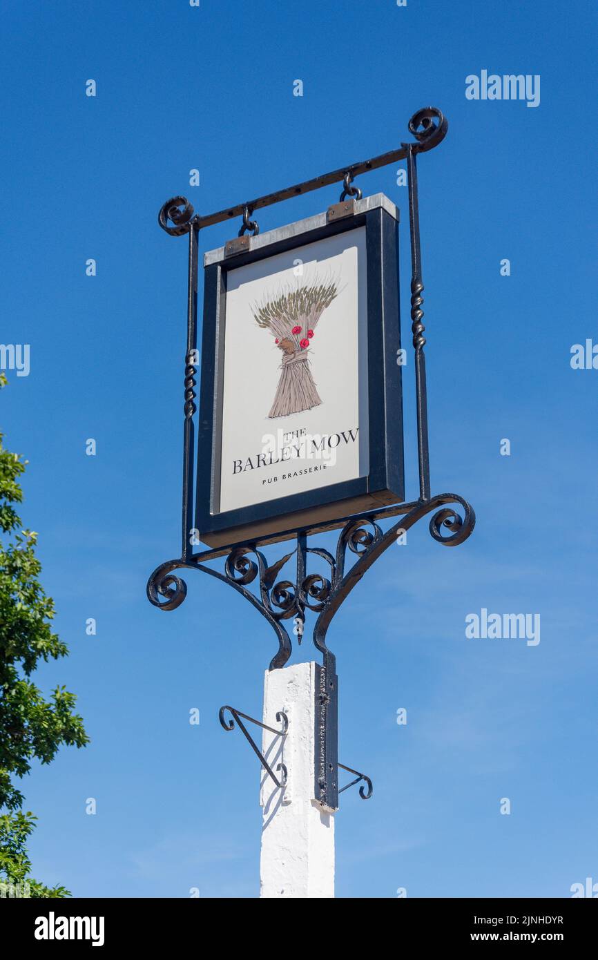 Das 18. Century Barley Mow Pub & Brasserie Schild auf The Green, Englefield Green, Surrey, England, Vereinigtes Königreich Stockfoto